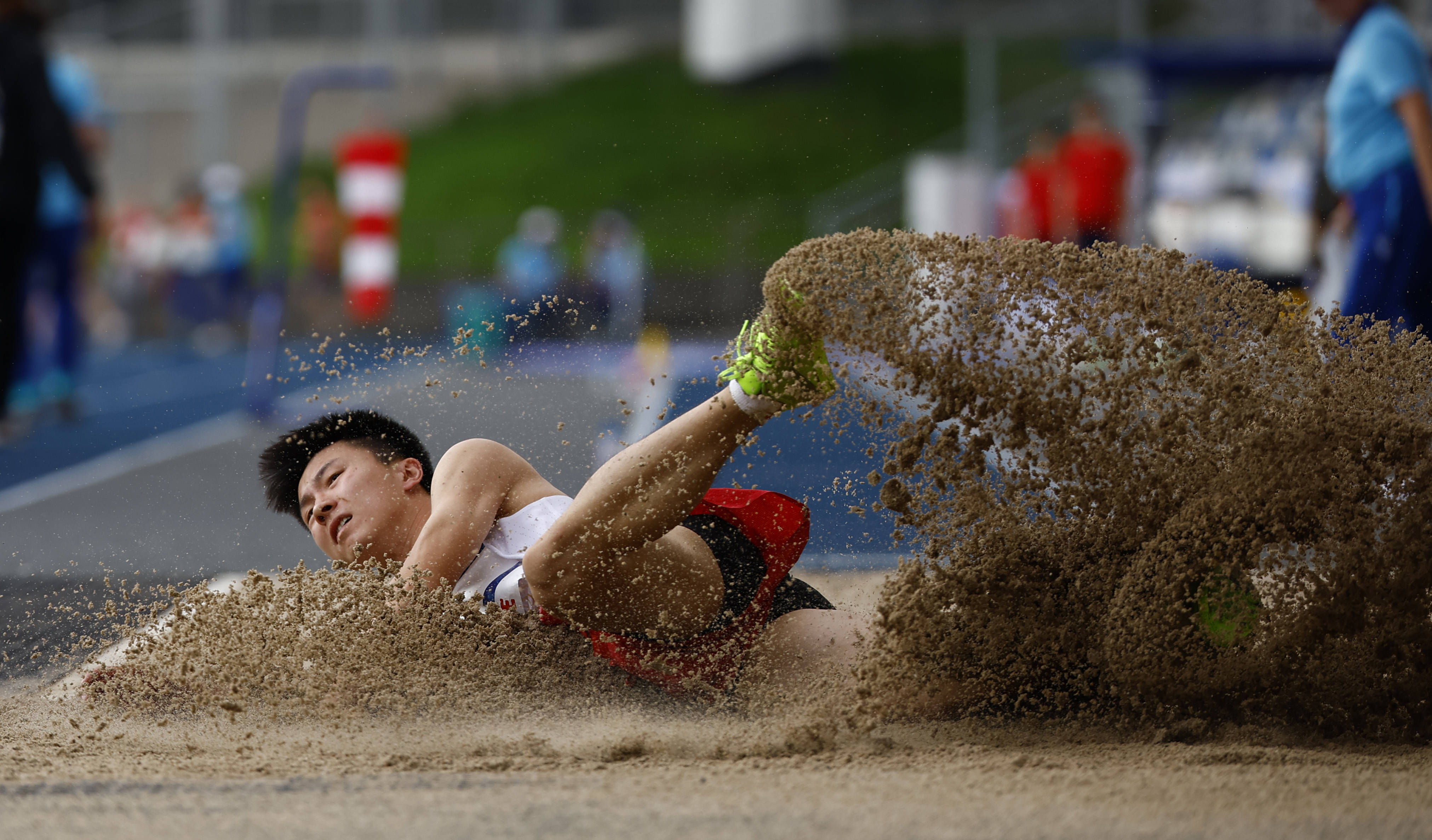包含跳远飞翔！南非选手刷新纪录夺冠的词条